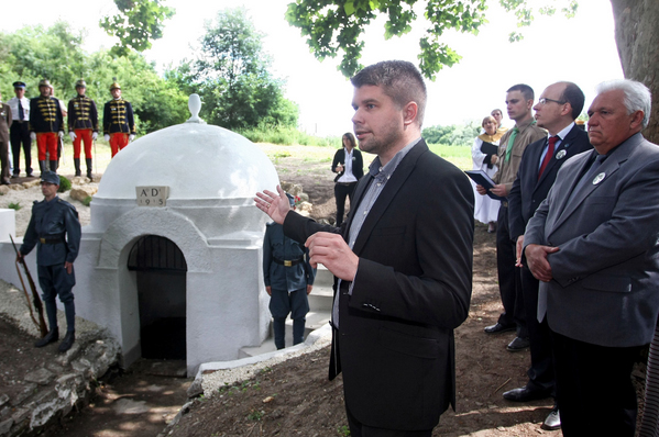 A felújított kalapos kút átadása