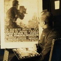 Hadifénykép kiállítás (előtérben a művész) / War Photography Exhibition (with the artist in the foreground) (1916)